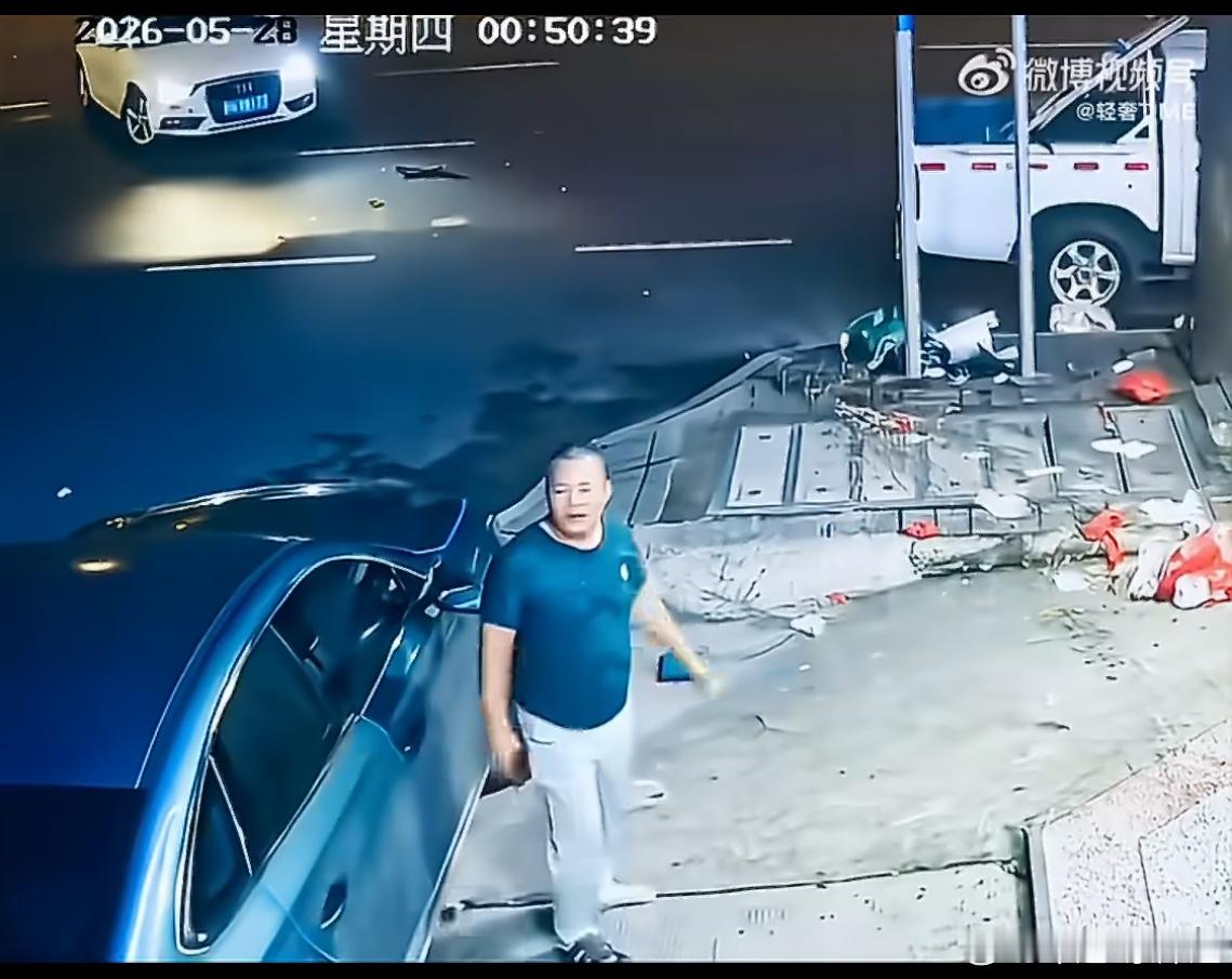 保时捷为避奥迪猛打方向盘撞向路人保时捷为了躲奥迪猛打方向差点撞到路人这种场景其实
