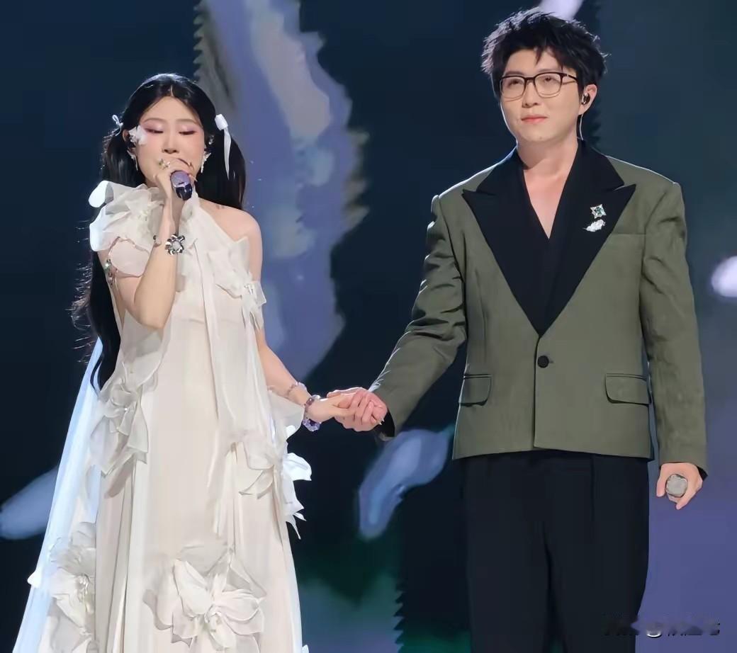 在跨年晚会江苏卫视直播中，沈佳润一开口又是跑调又是抢拍的，与毛不易一开口就是质感