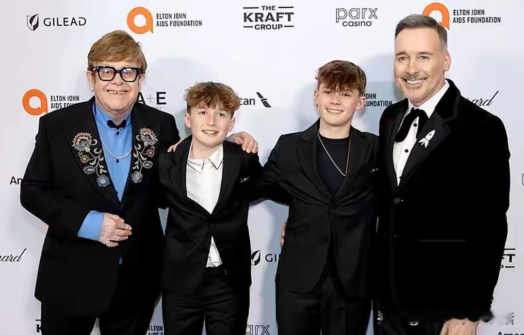 埃尔顿·约翰一家四口出席了跨年活动，这是自眼睛疾病以来很少出现的公开同框。

作