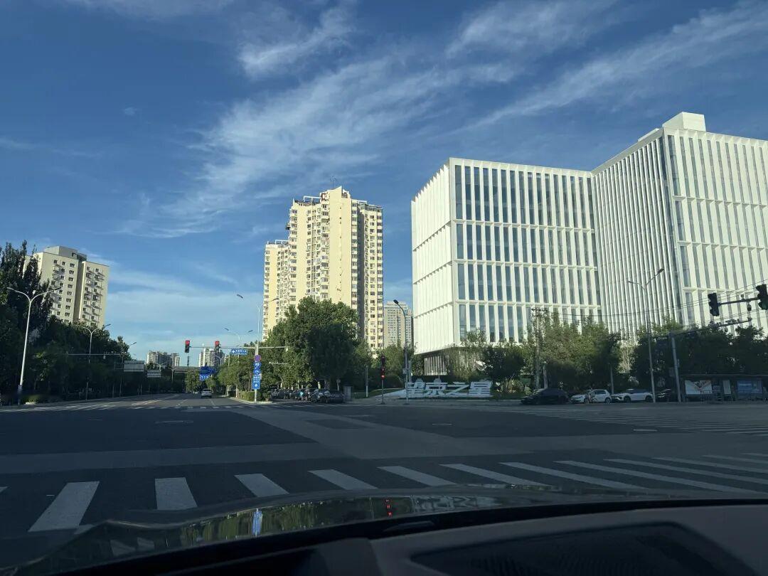 最宜居的城市也许是北京
 
世人评判宜居城市，总偏爱四季恒温的气候、低压力的节奏