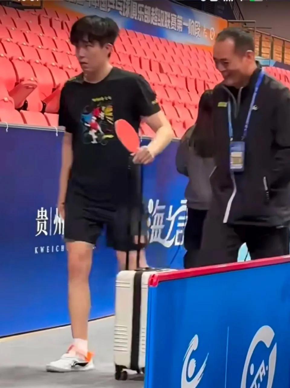 大头下训了，兵超联赛第一天快乐下班。
大头也是好起来了，没有教练陪着，有工作人员