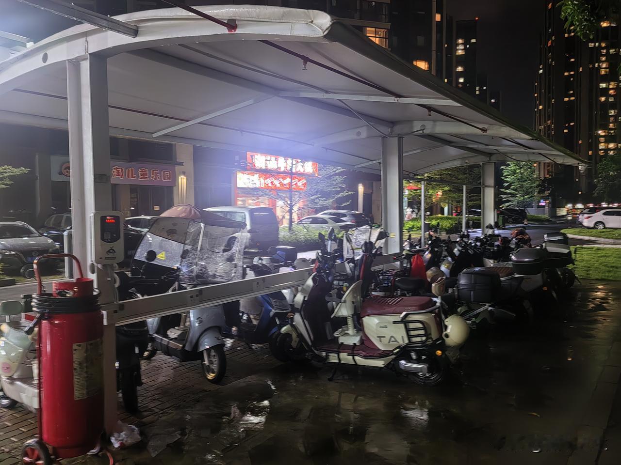 今晚给电瓶车充电时，我忽然想到一个问题。
      这只是个假设，不过实际发生