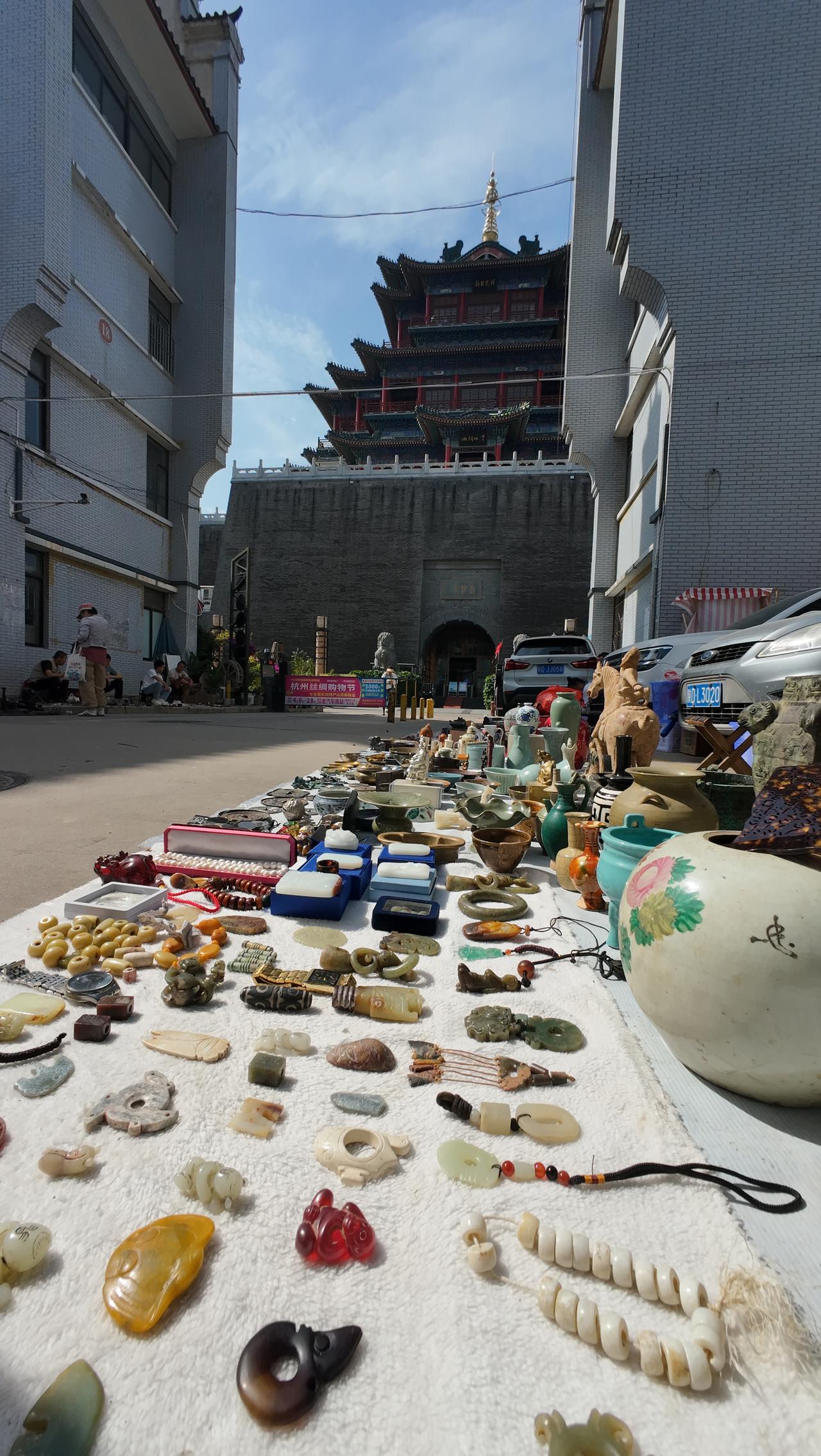 咸阳清渭楼下，古玩市场，每周三不见不散
这里是咸阳清渭楼古玩市场——没有精致的橱