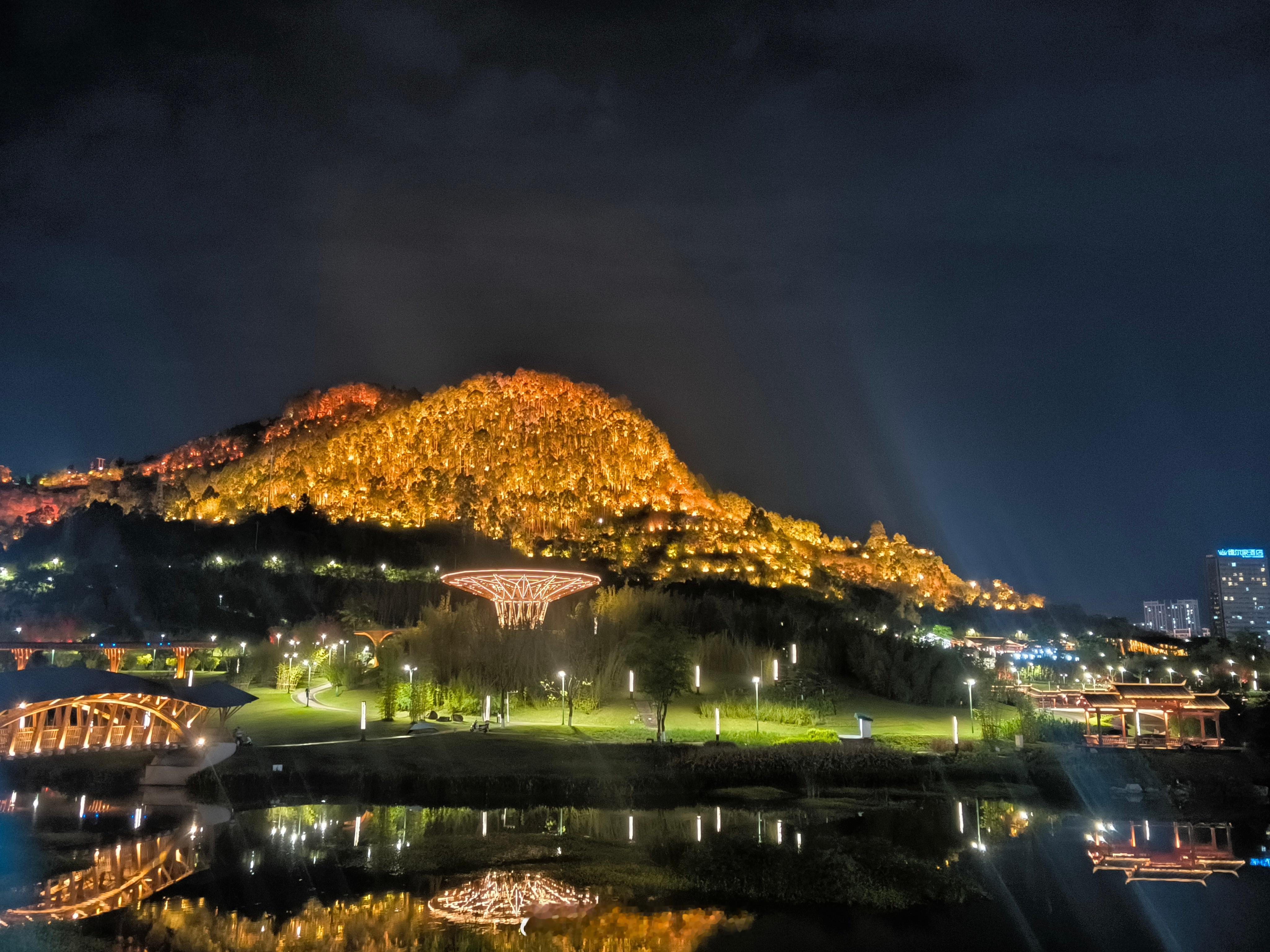 白鹿跑男发言引观众不满可以看出跑男没啥人气了。都需要这么样尴尬的话题炒作。这种话