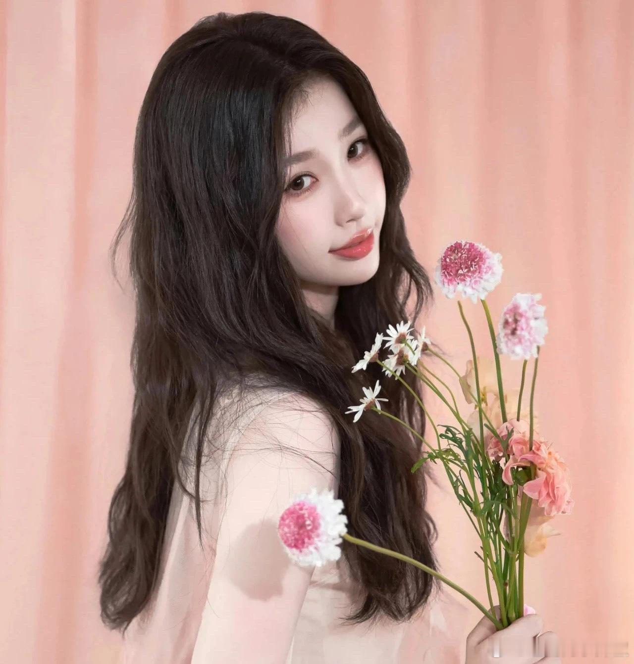 🍉虞书欣的《一念江南》目前暂定9月份开机，还是古装旺她 ​​​