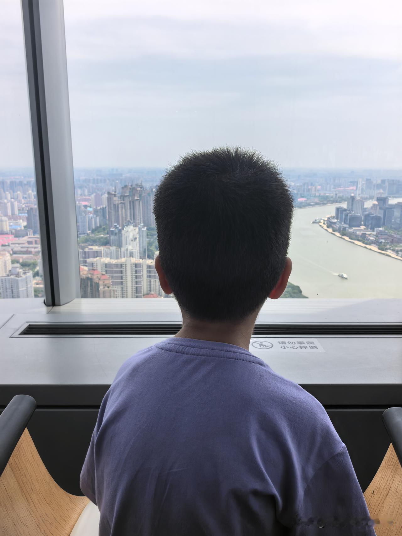 爷爷奶奶带宝宝打卡52层朵云书院，云端看书，远眺陆家嘴三件套与黄浦江美景[微笑]