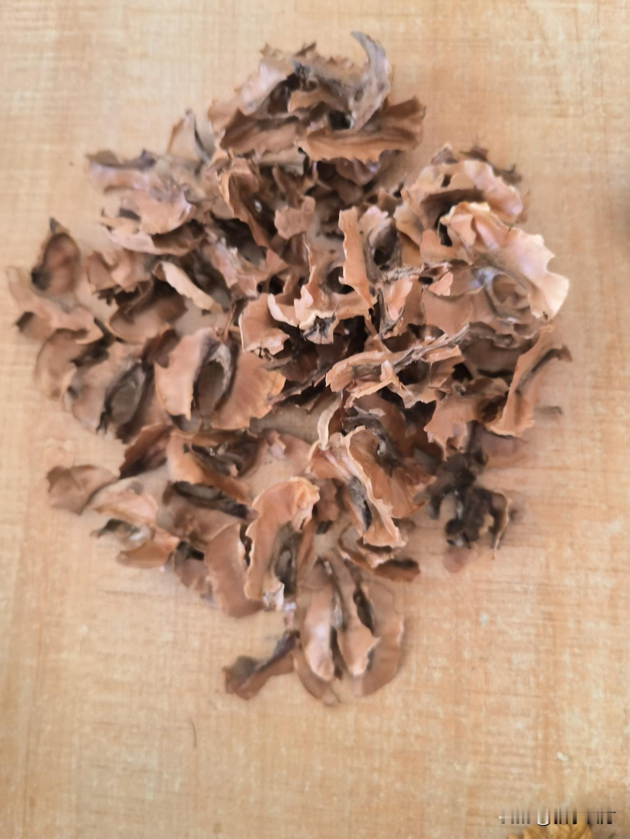 千万不要扔掉，这个泡水有助于睡眠。。。
          核桃营养价值非常高，