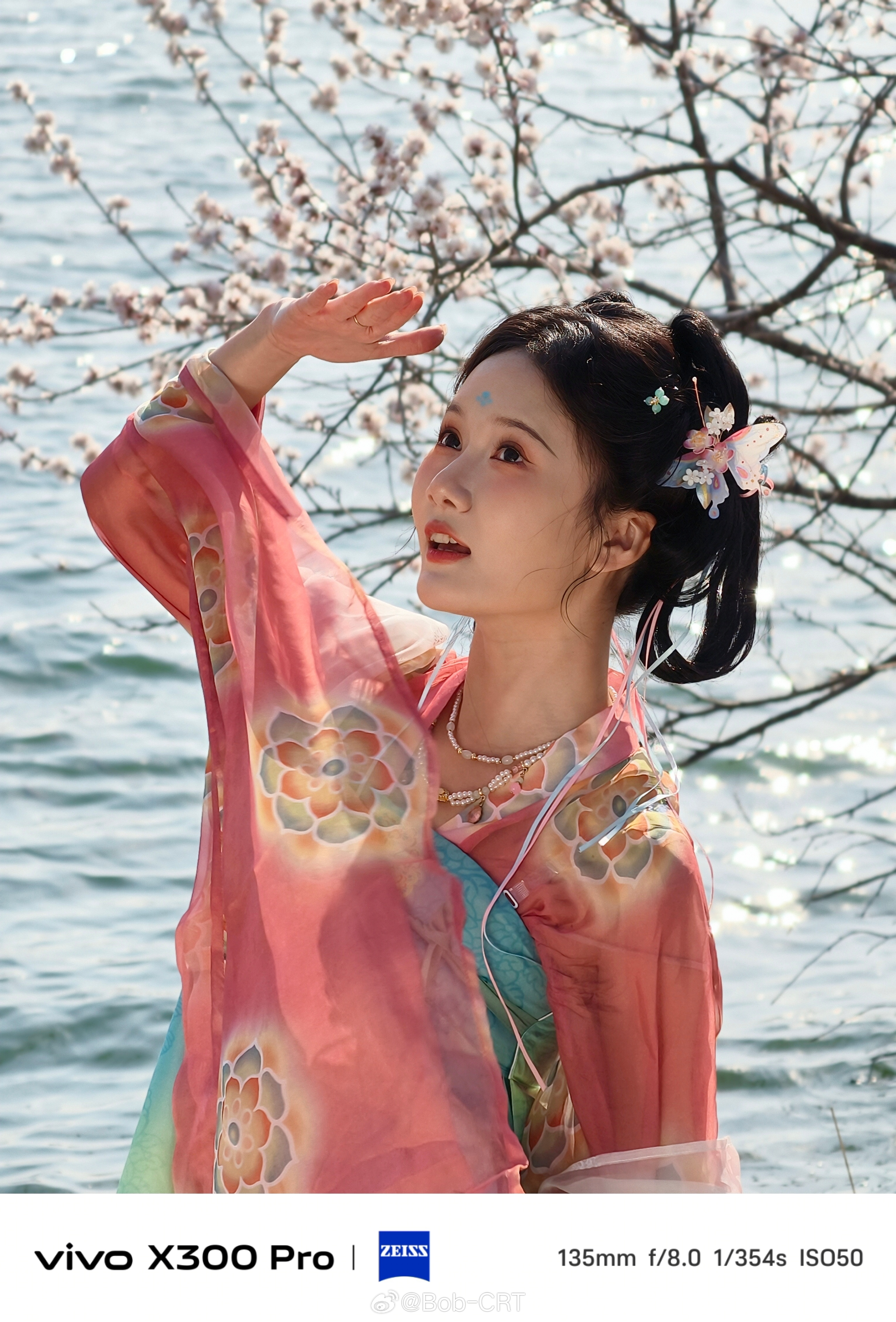 《人面桃花相映红》走进春天里，来到颐和园。西堤春晓，桃花盛开。花丛中，身着古装的