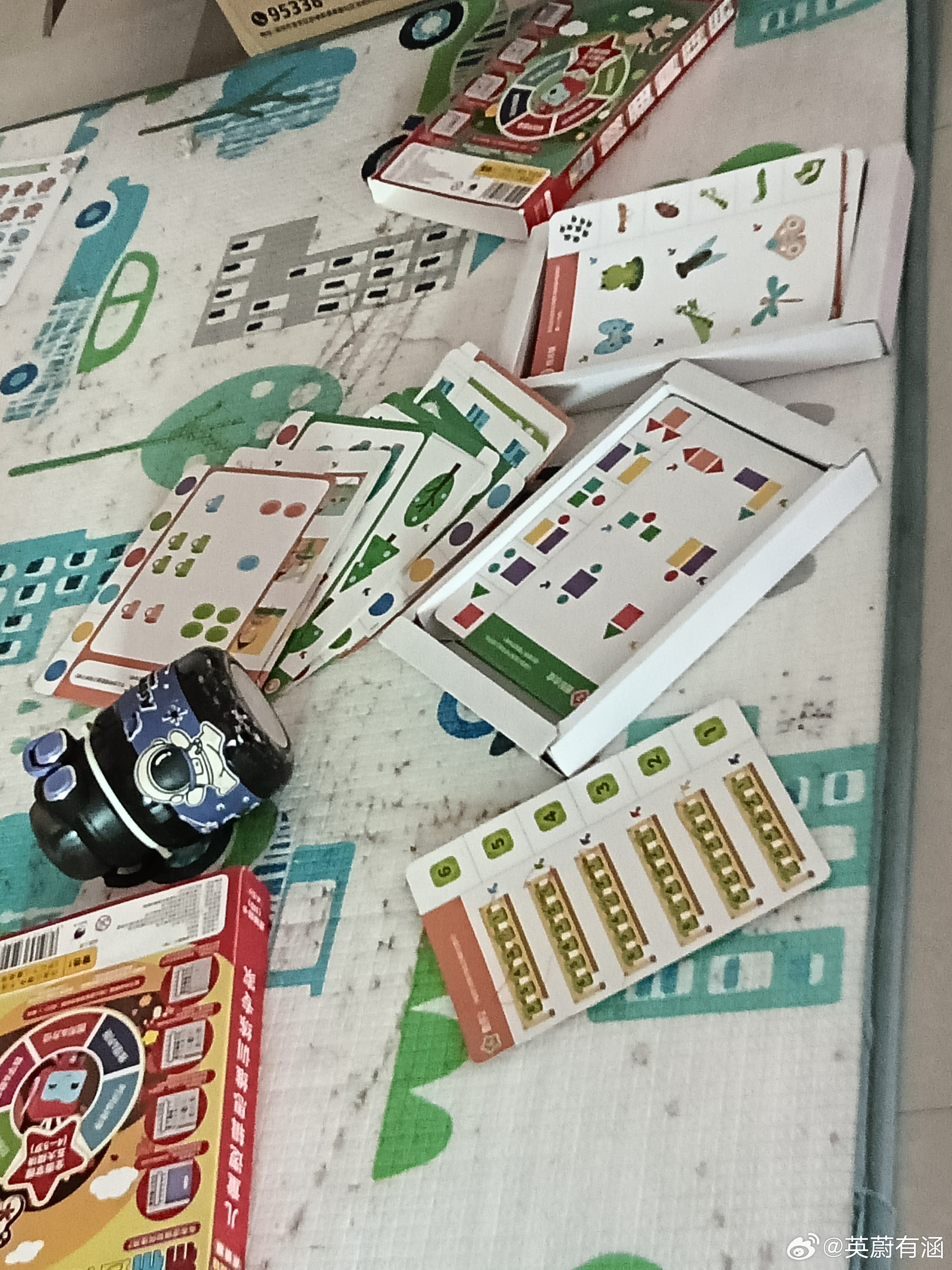 一大早刚起床，娃直接翻出好几盒学习卡片，全都哗啦倒在地垫上，乱糟糟铺得满地都是。