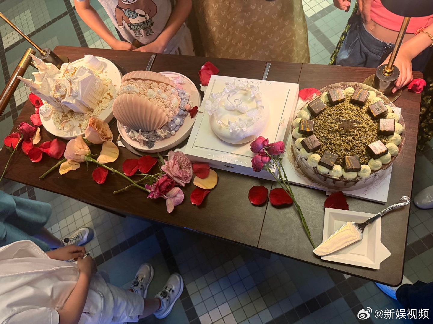 袁弘张歆艺结婚十周年接吻照 十周年热吻甜度超标！这种岁月的浪漫太戳人，一定要一直