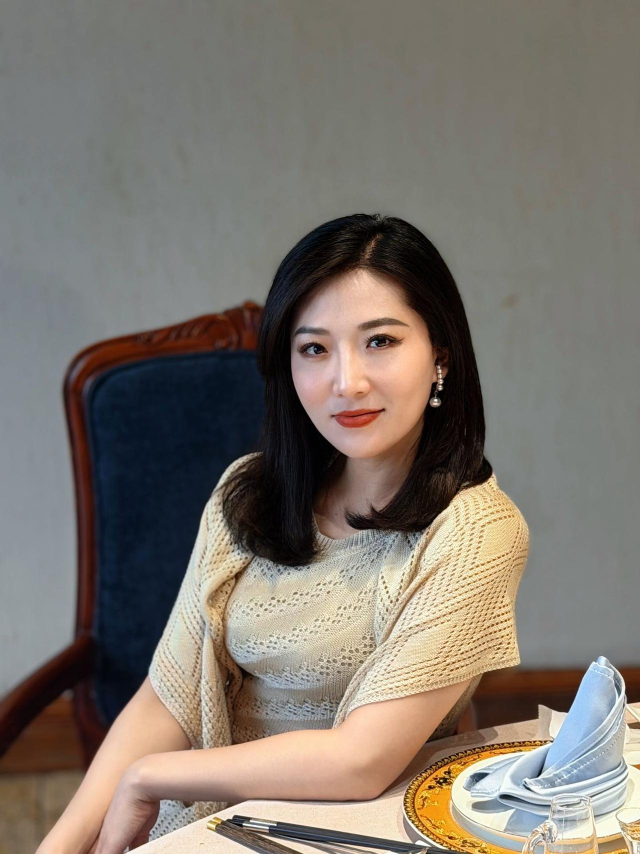 女人怎样穿搭，更显气质暖光漫过针织纹理，温柔藏进日常缝隙。在喧嚣里寻一方静谧，于