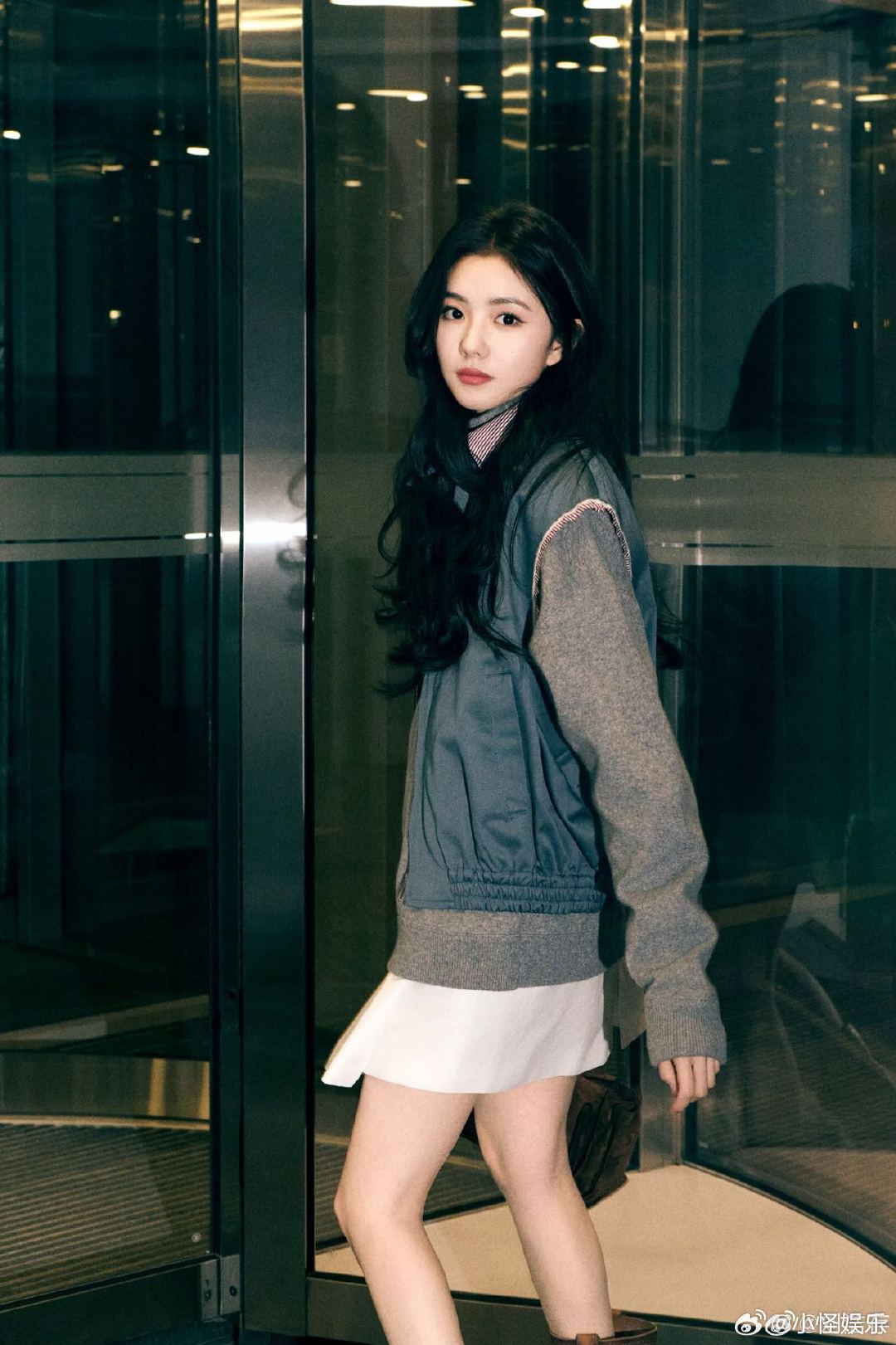 刘浩存甜酷大波浪 巴黎时装周 刘浩存甜酷大波浪造型启程，相约巴黎时装周，期待Mi