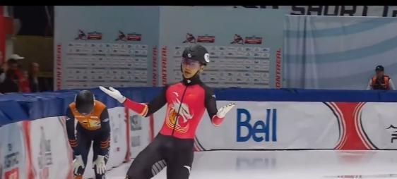 冰场灯一亮，柳泽宇上场了——他哥刚做完肩部手术，坐轮椅上对着对讲机喊：“重心再低