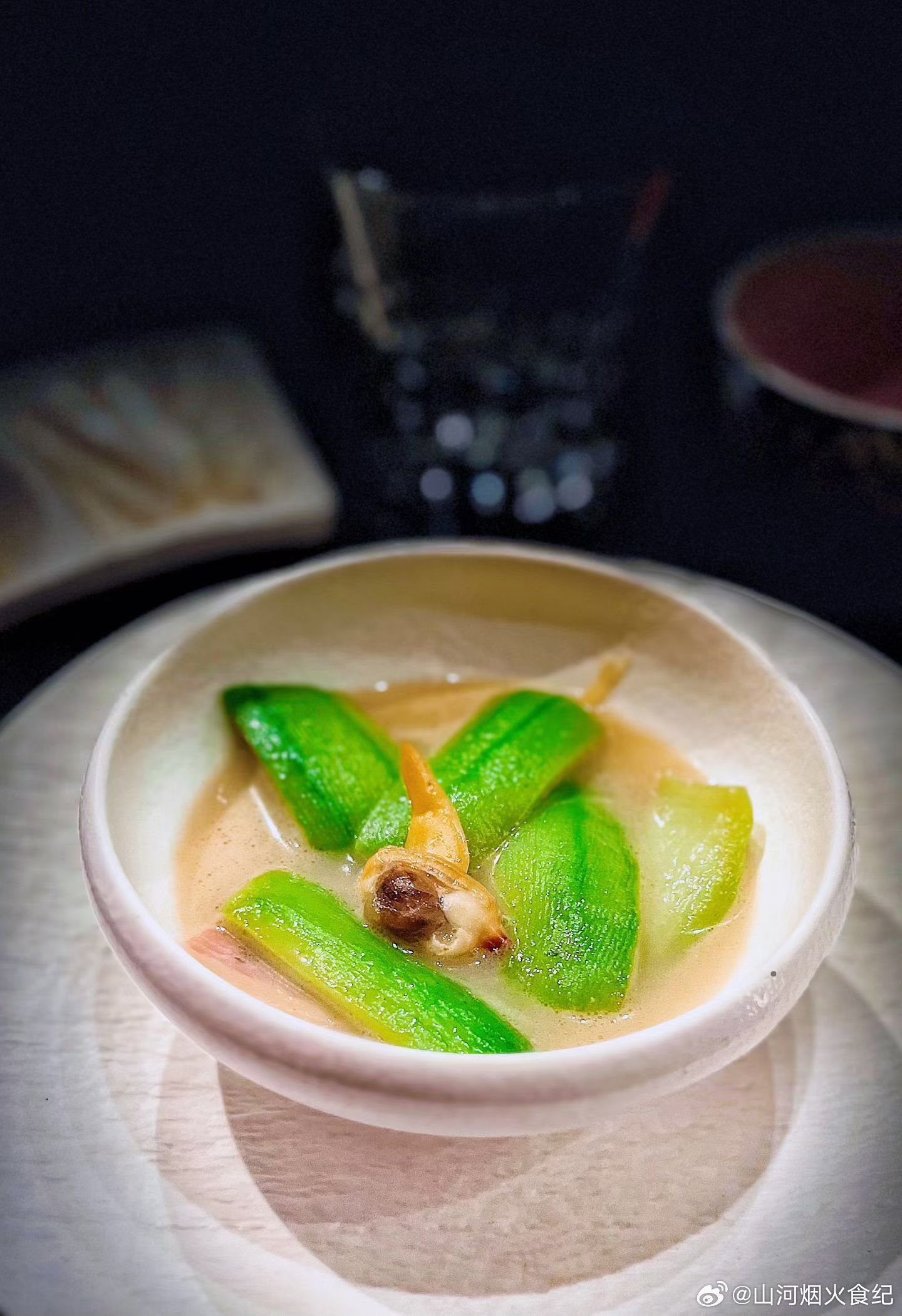 南锣鼓巷，传奇大师指导的京菜，全是狠货！南锣鼓巷地铁口出来，往地安门东大街方向走
