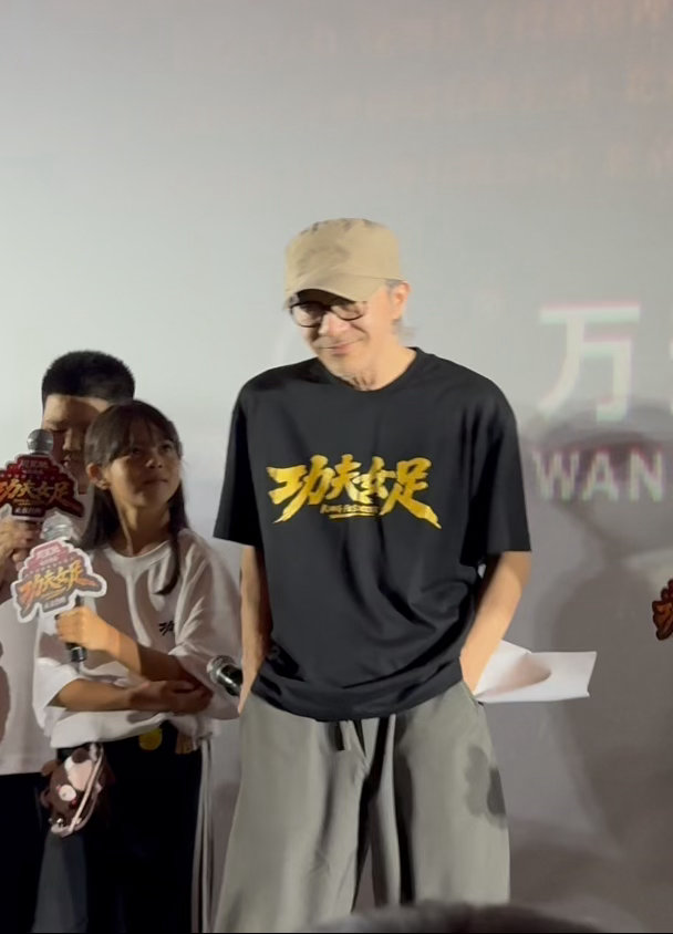周星驰热巴还原钰珑走路名场面钰珑名场面线下复刻成功！迪丽热巴还原标志性撇嘴表情，