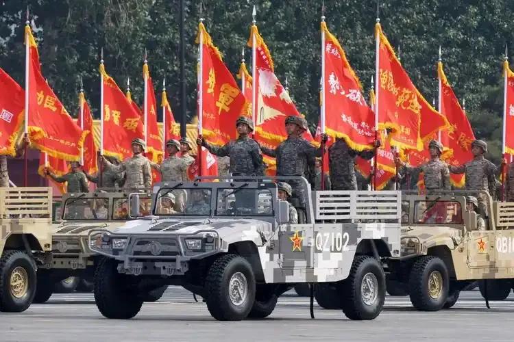 阅兵队旗的来历。9月3日上午，80面抗战英模部队荣誉旗帜组成的战旗方队，承载着历