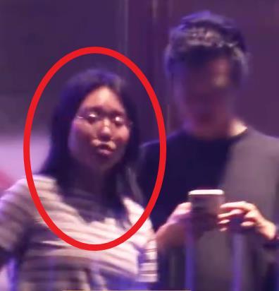 李雪琴与男友街头挽手拥抱 北大才女李雪琴挽着男友外出逛街。当天姐姐素颜带着眼镜，