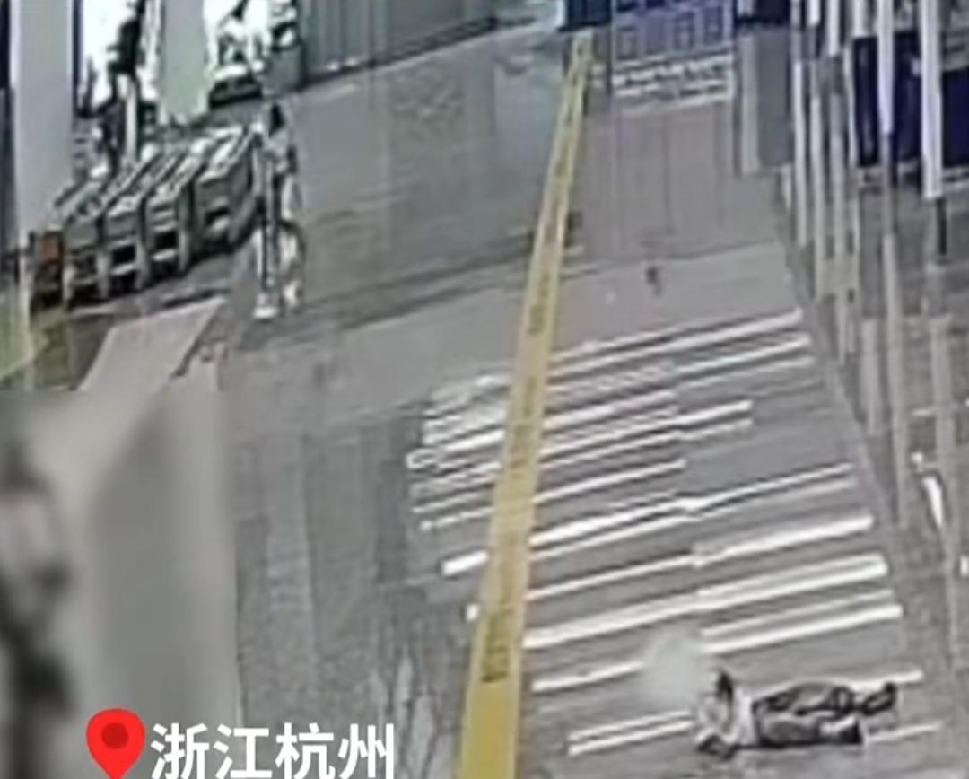 6月13日，杭州机场出境大厅内，一名男童突发高热当场晕厥，孩子倒地不省人事，家属