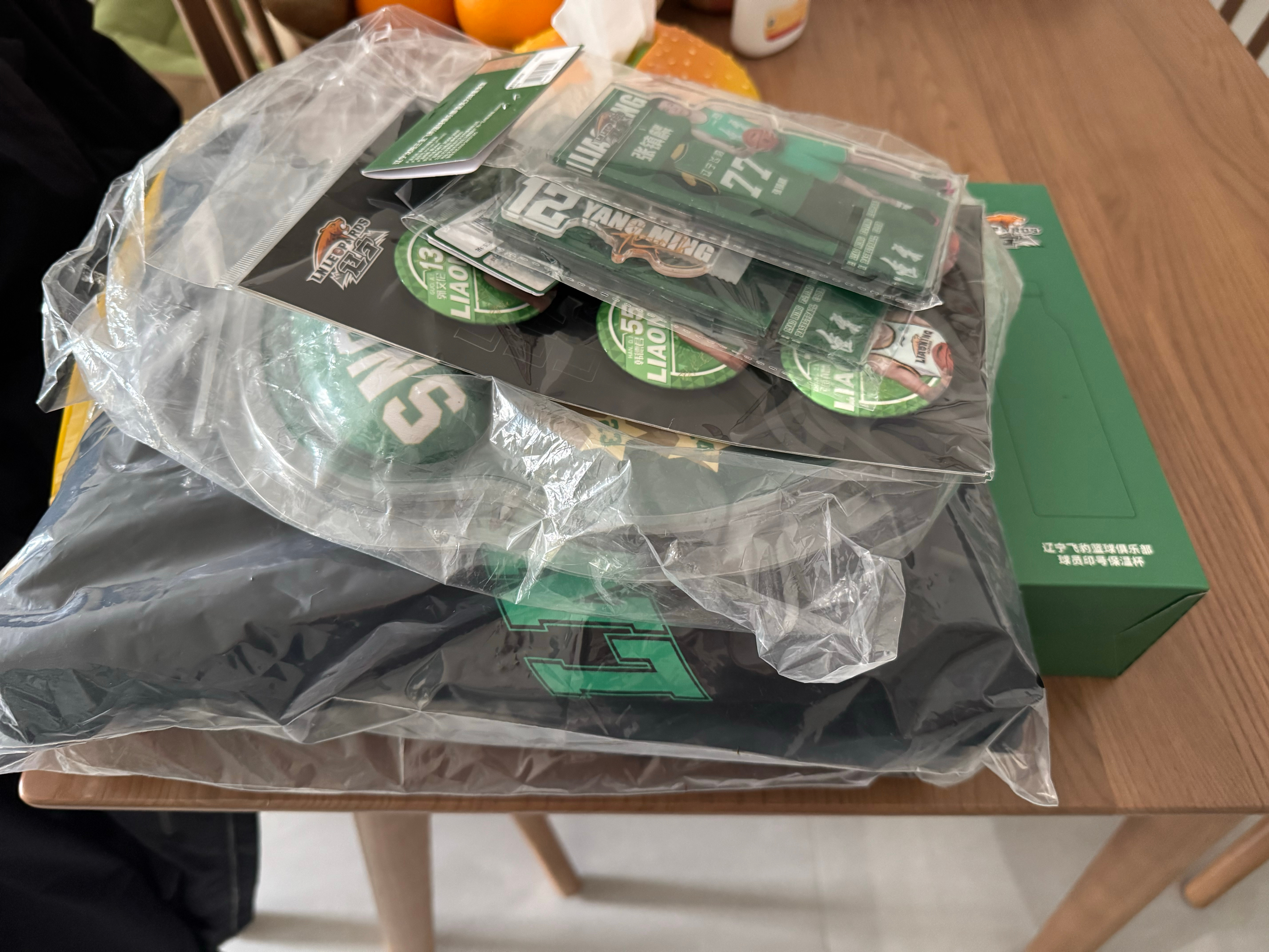 抱着一大堆辽宁队的周边去单位发货了又要暴露我辽宁球迷的身份了[干饭人] 
