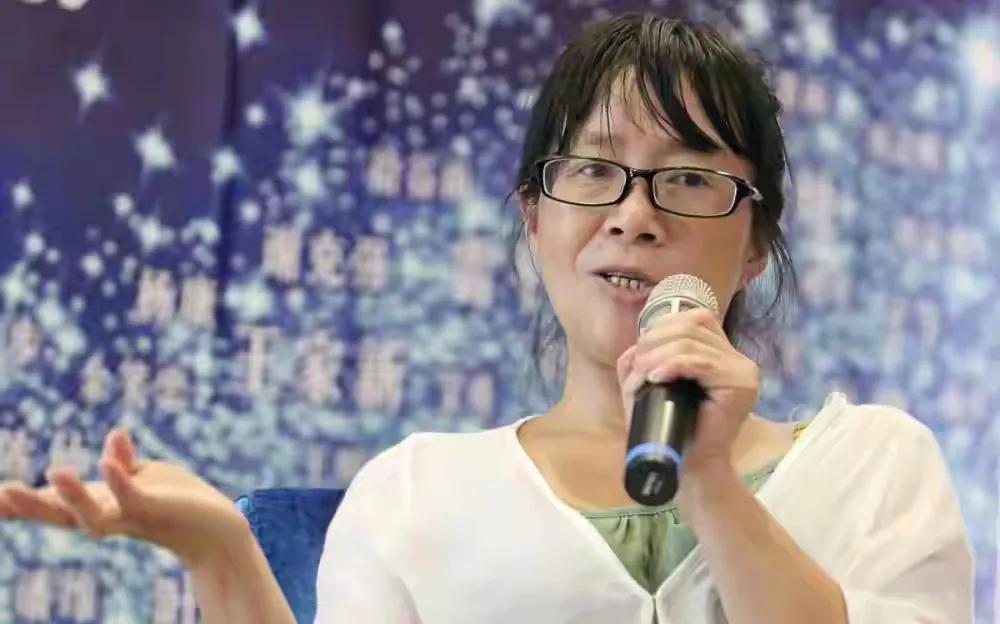 余秀华虽然身体残疾，但是她的思想，智商，情商，都非常的高。
她的一首诗里写道: 