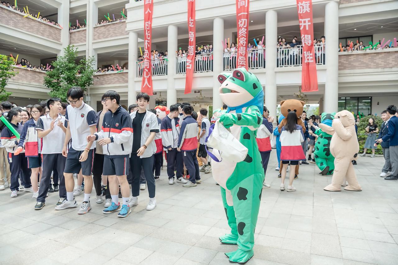 高考前最后一课：老师扮动物逗学生开心，为他们减压！为了让高三考生们轻松迎考，新川