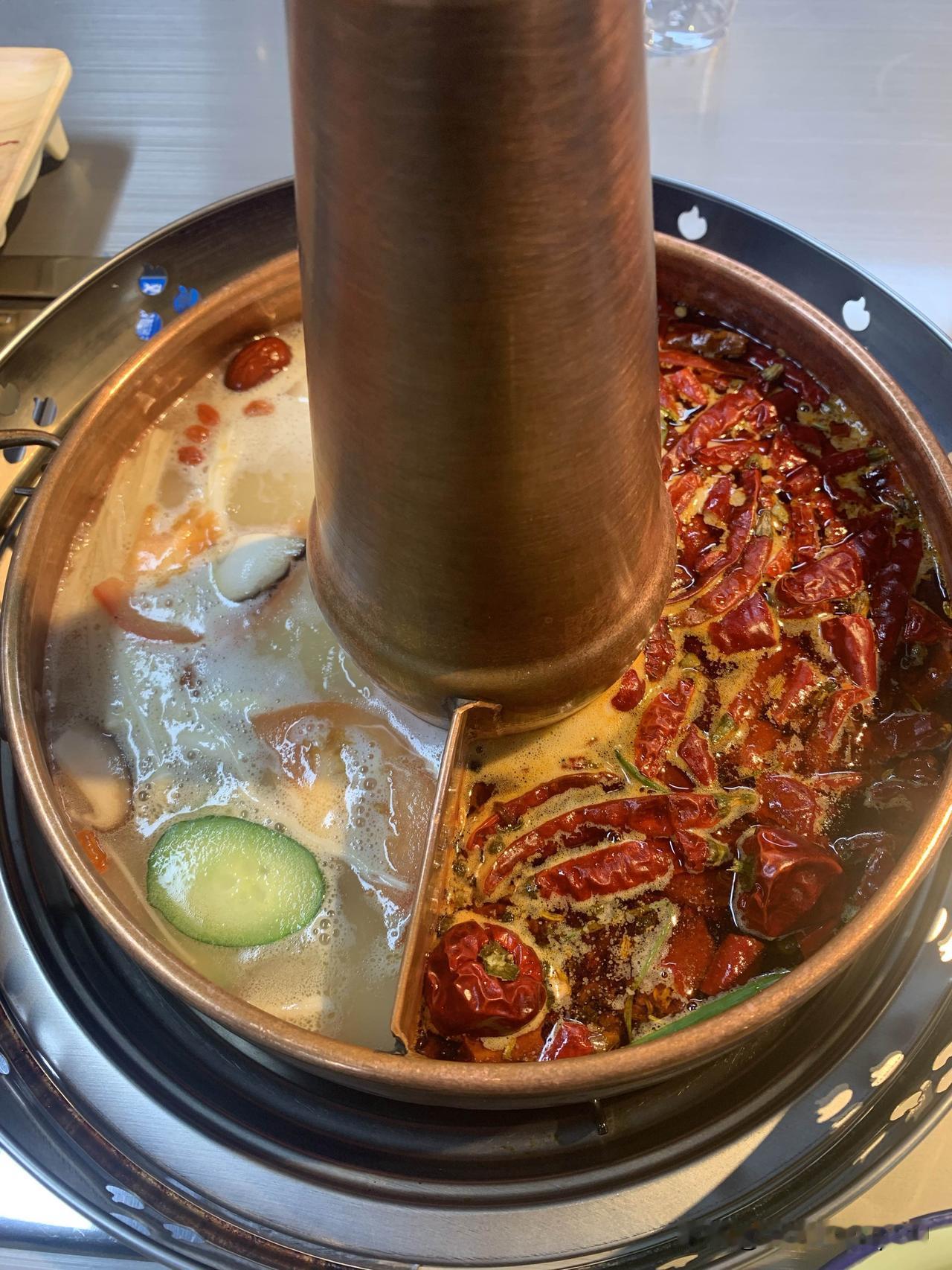 胖墩墩火锅真好吃
这里是胖墩墩火锅，位于榆林开光桥溪岸家园锅底1元，牛肉1斤48