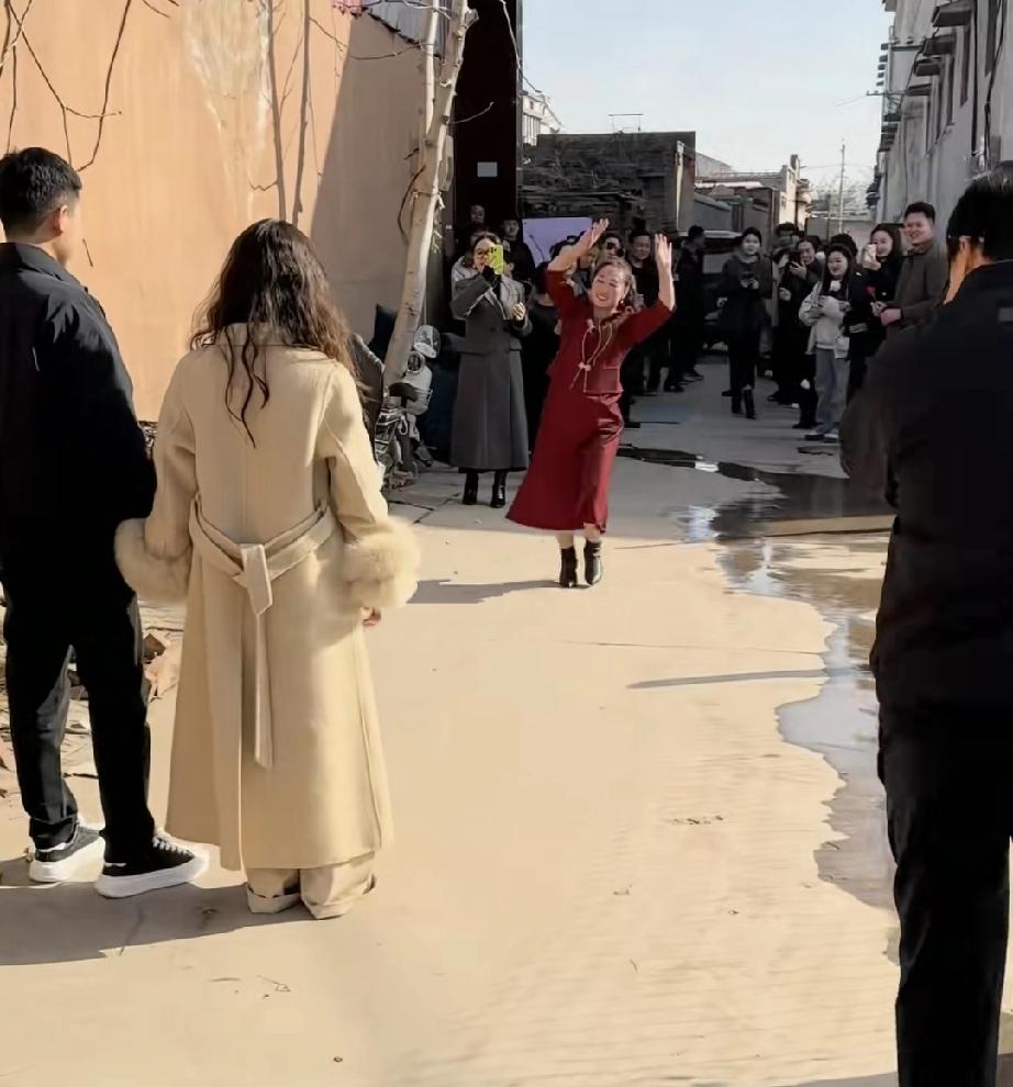 闺女的回门宴，丈母娘也要表演节目吗？俩女儿的我现在开始练，还来不来得及？

有位