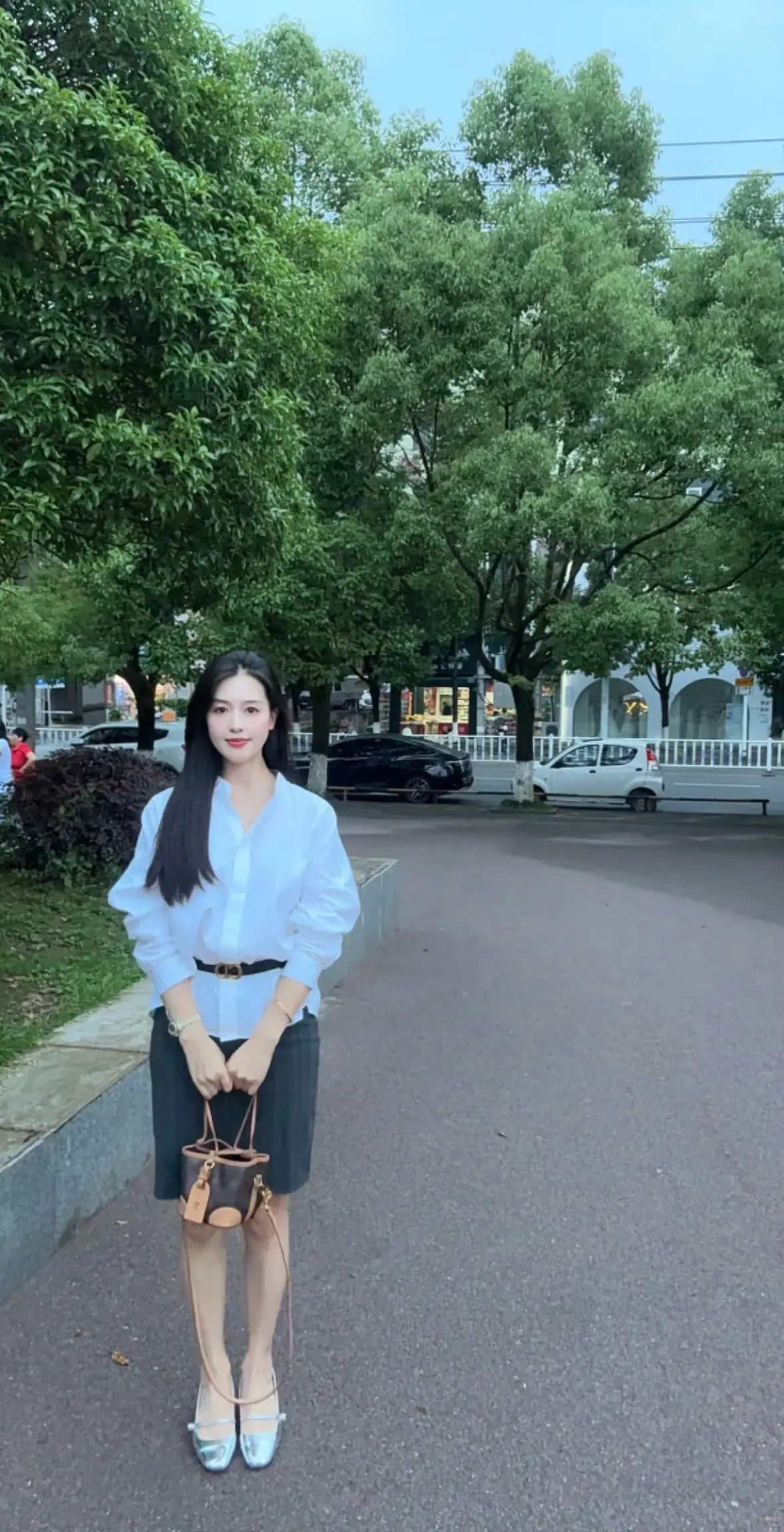 一个有魅力的女人，她会有干净的圈子和热爱的事业，眼中满是淡定与自信， ...