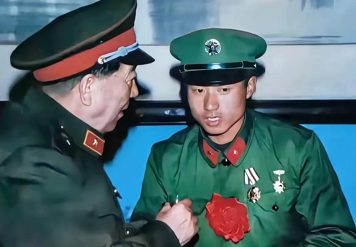 1986年，两山轮战时期，秦基伟亲切接见老山侦察英雄张永寿时，留下的一张珍贵合影