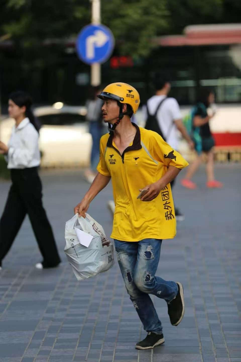 家人们
谁没遇过外卖超时？
但每次看到外卖员在车流里钻、
雨衣裹着汗湿的后背，真
