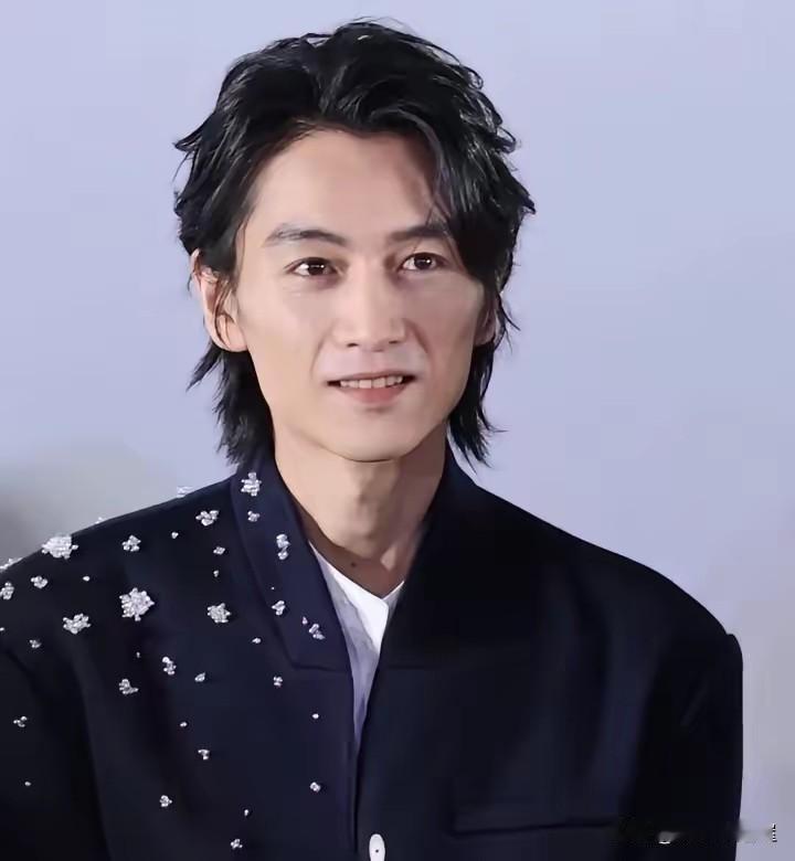 38岁的陈晓，
也太令人担忧了。
不是因为婚姻，也不是因为演技，而是因为他太瘦了