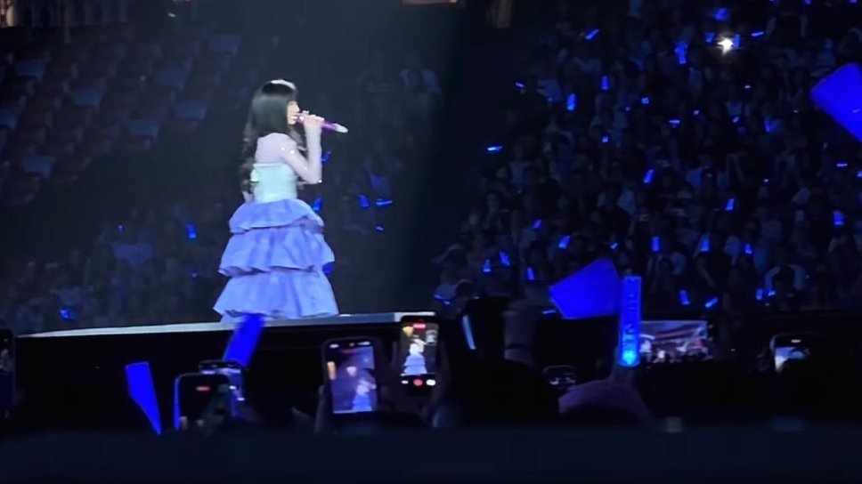 马龙晒蔡依林演唱会现场图 赛场之外的马龙现身演唱会，人群中十分醒目。视频里他全程
