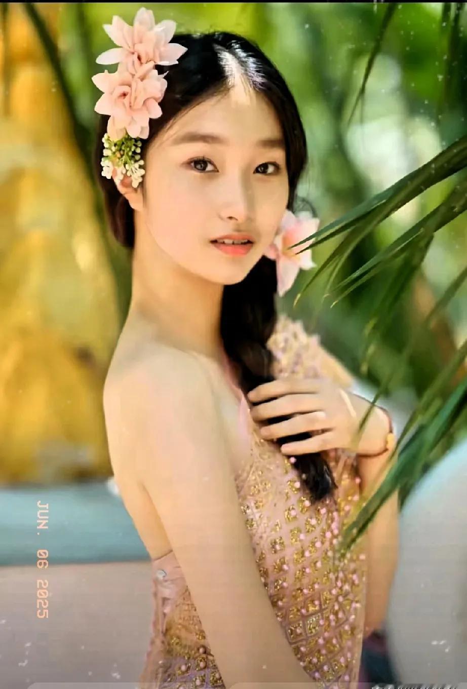马伊琍与文章的大女儿文爱马确实继承了父母的高颜值基因，16岁的她已出落得亭亭玉立