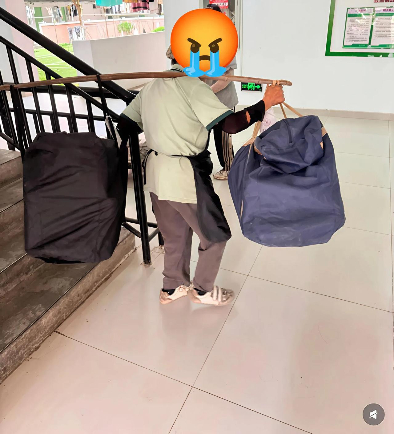 为什么有的学院至今还在压榨保洁的劳动力？
三江学院某校区进行宿舍升级改造，校方声