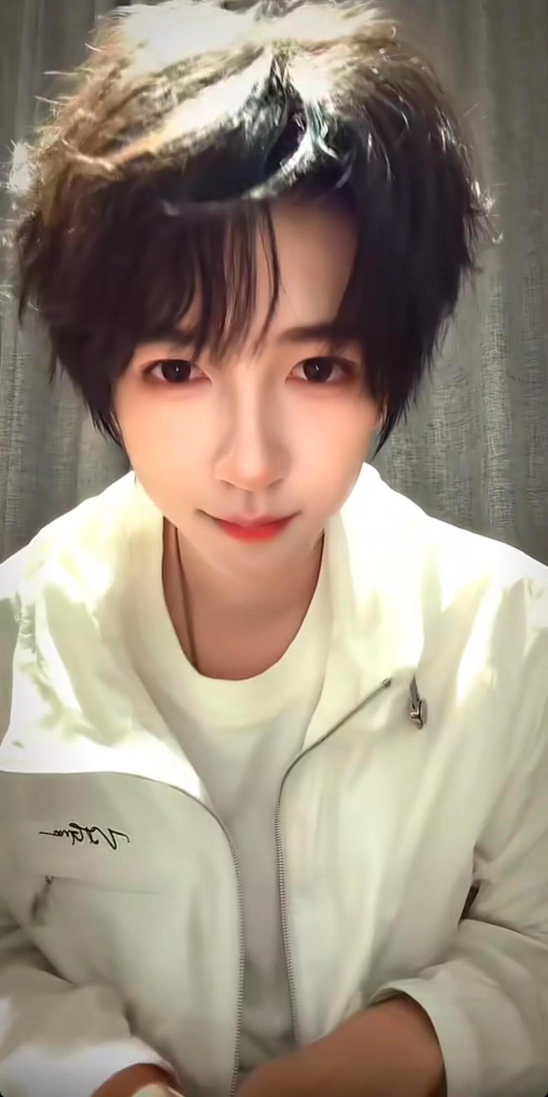 贺峻霖桃花坞舞蹈班开课了贺峻霖桃花坞舞蹈班新学员+4！沈月、酷酷的滕、陈鑫海、阿