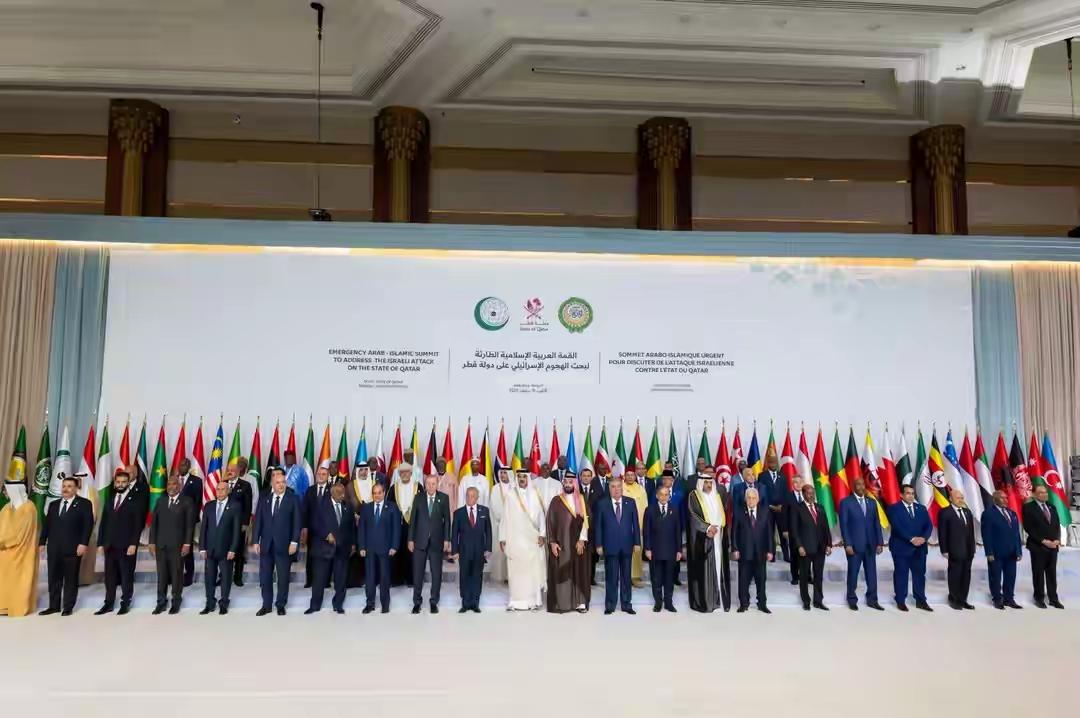 阿拉伯－伊斯兰国家紧急峰会大合照曝光，沙特阿拉伯国家元首和约旦国王哈曼站在妥妥的