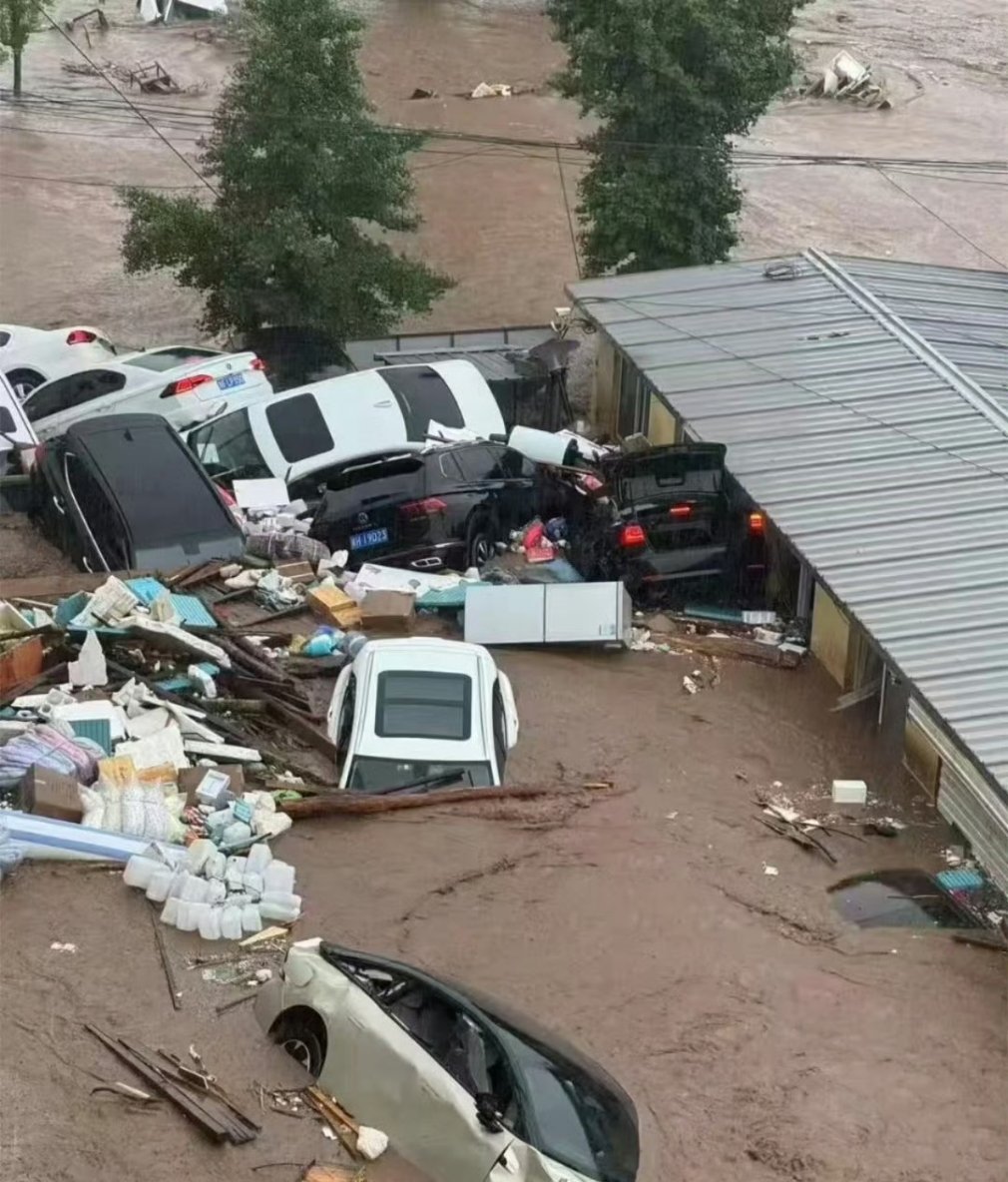 北京密云暴雨致洪灾这雨下的也太大了吧？车都冲走了… ​​​