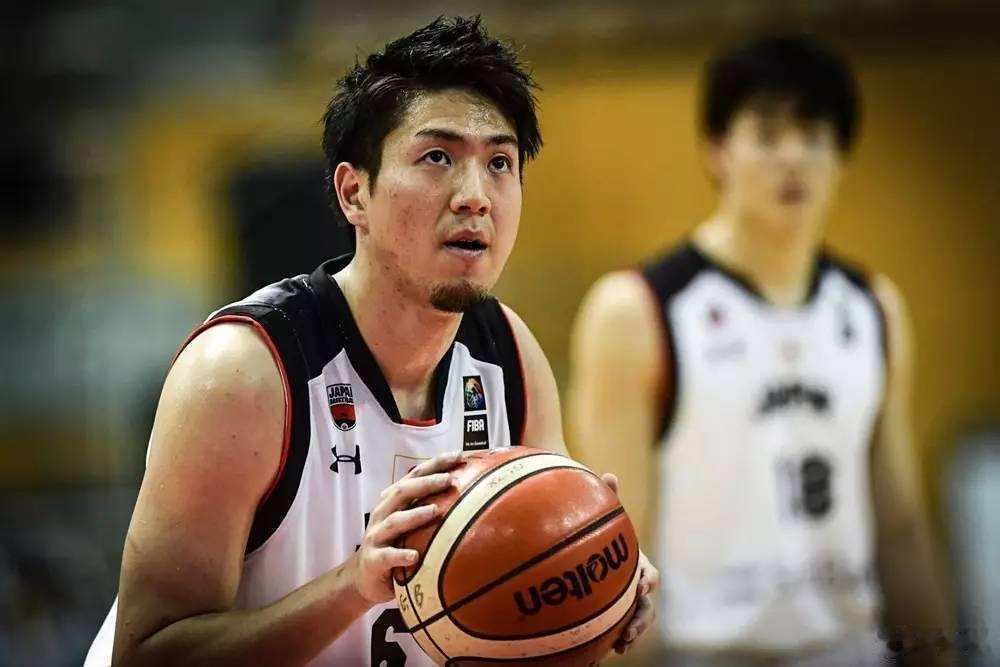诸位可以盘一盘日本队这个名单的身高，以及把后卫球员捂住之后再看看身高。比江岛慎这