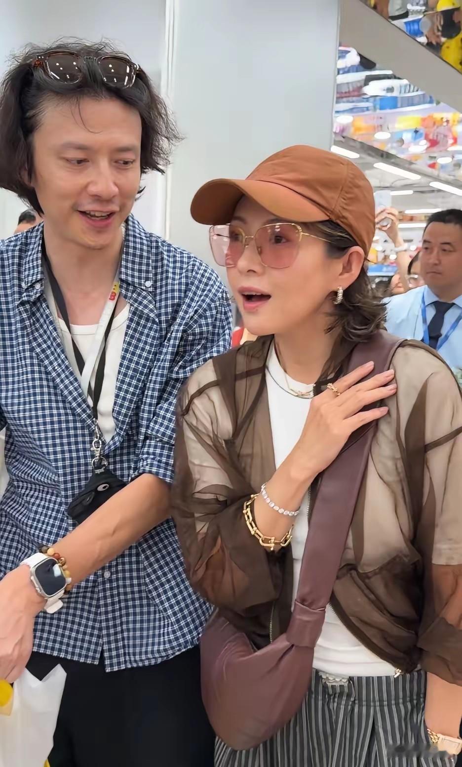 在长沙偶遇章子怡啦！这哪像快50岁的人啊，走路简直带风！
一身松弛感穿搭太绝了：