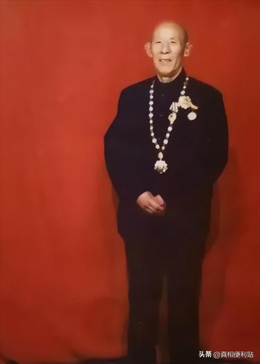 1990年，东北一大爷得知儿子当兵被拒，他为儿子来到军营，拿着小学课本，对部队首