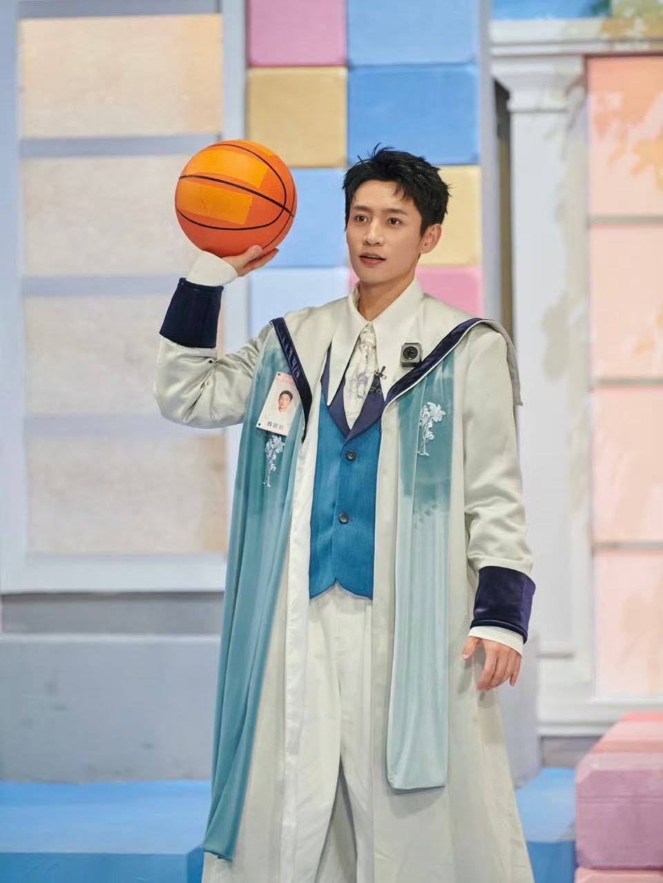 魏晨有自己的外貌check大侦探 晨侦探有自己的穿搭美学！演唱会花絮里每套造型都