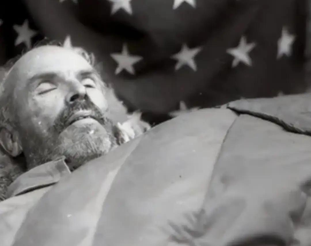 我一直以为白求恩就是个好人，课本里那种，脸谱化的好人。
直到今天，我才知道，这根