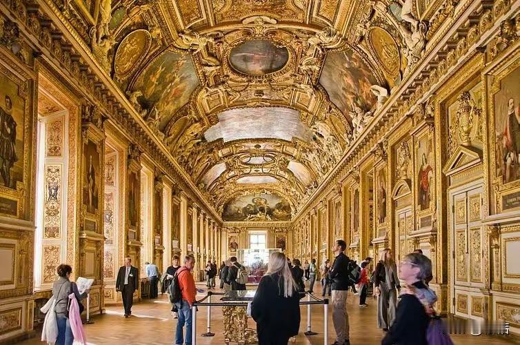 这是卢浮宫阿波罗画廊，位于法国巴黎。卢浮宫是世界著名的艺术博物馆，阿波罗画廊以其