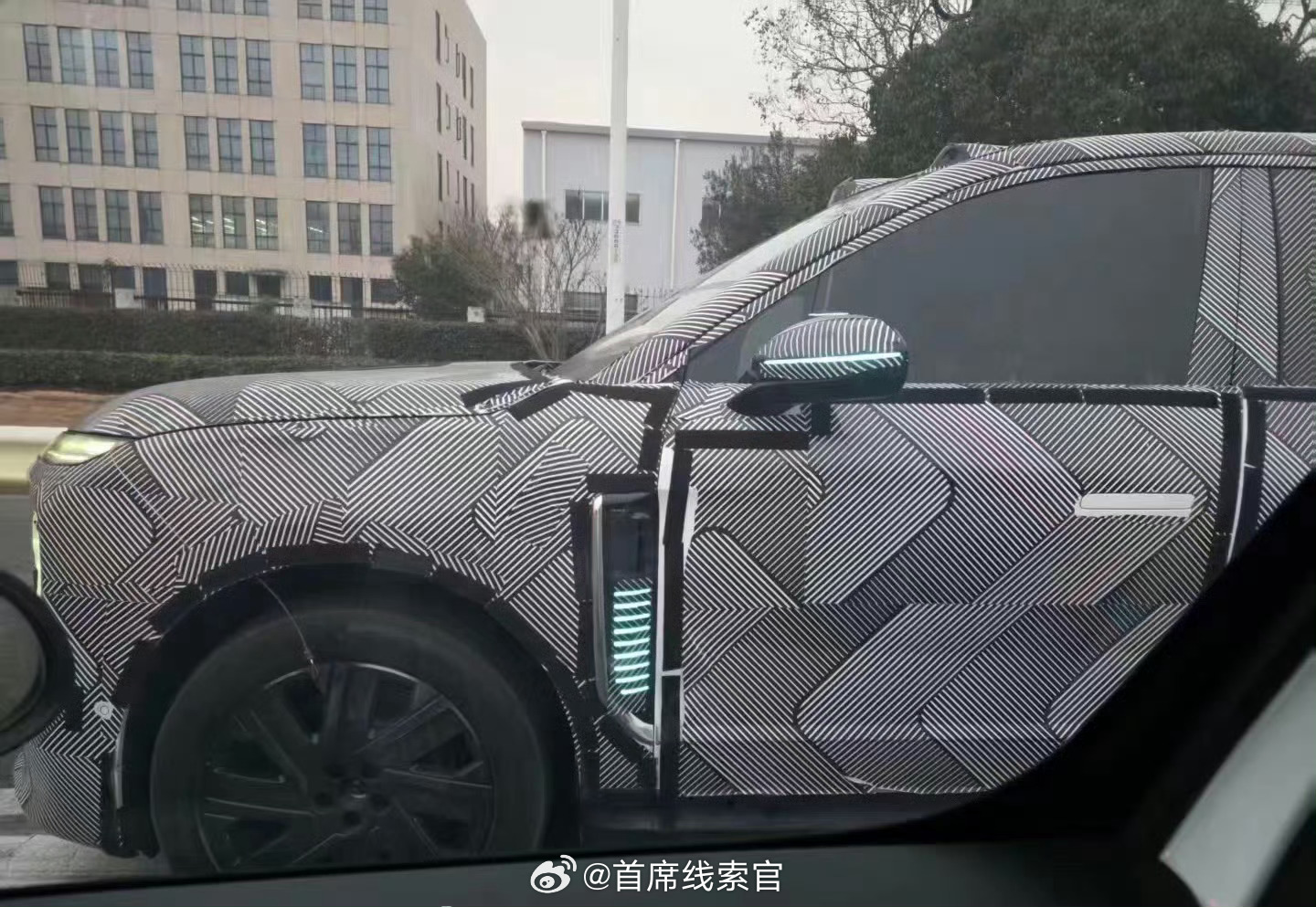 蔚来 ES9 的小蓝灯来了？小蓝灯不仅后视镜有，在侧向激光雷达下面也有好几根灯带