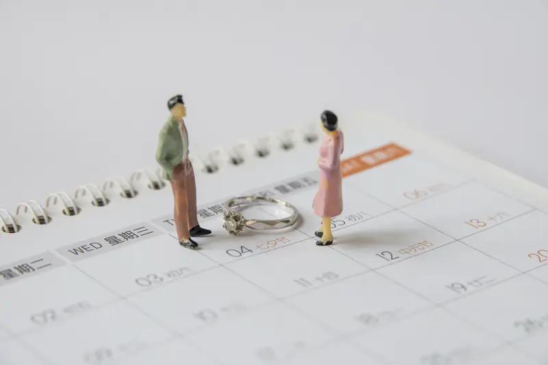 最近有个超抓马的婚姻事件。一对夫妻领证快两年，全程零同房、零亲密，妥妥“纯纯搭伙