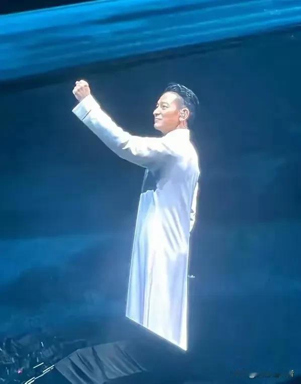 关于歌曲《中国人》的6个冷知识：
1、�《中国人》创作于1997年4月，这时的香