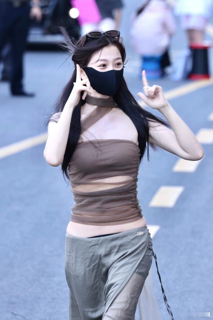 虞书欣我嘞个低腰裙  虞书欣穿这身好辣 薄纱低腰裙穿搭天花板，虞书欣走路自带氛围