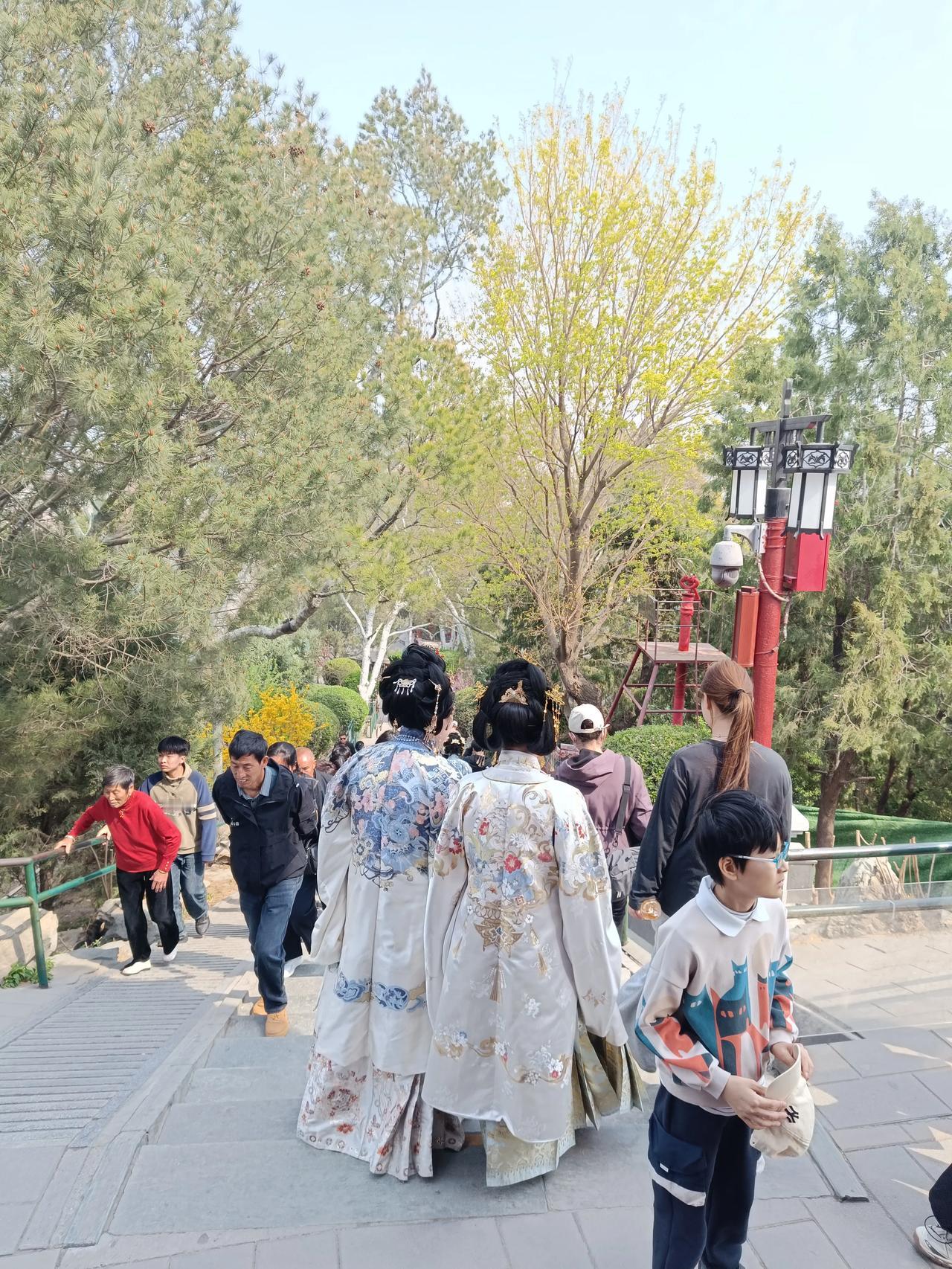 这是哪个朝代的服饰呢？感觉真的好漂亮，好大气啊，还是这样的好看啊！朝代穿着