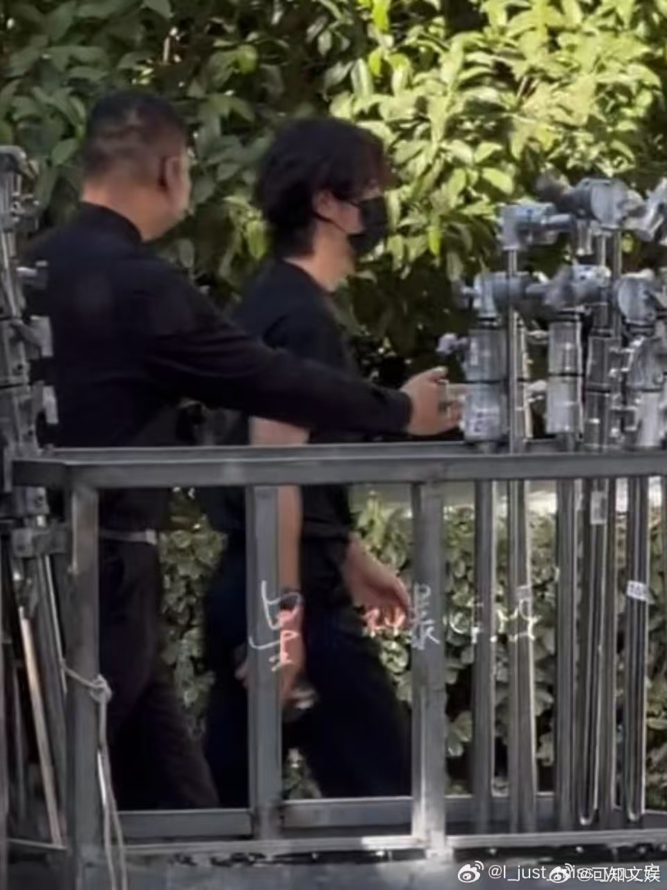 王一博香奈儿上班路透王一博全黑look上班路透王一博香奈儿上班路透，期待，绝了 