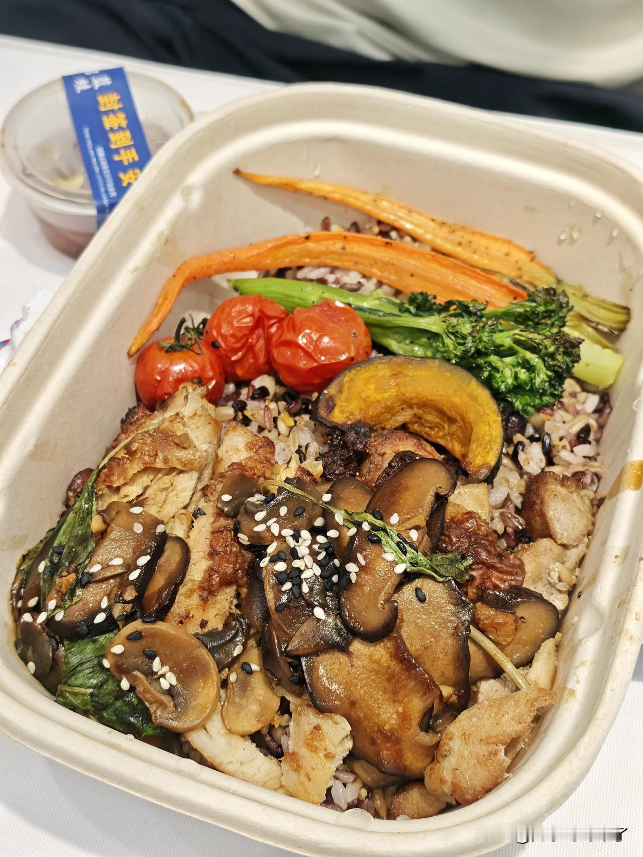 今天这顿饭绝对健康哈！这大牛肉汉堡吃的我太顶了…